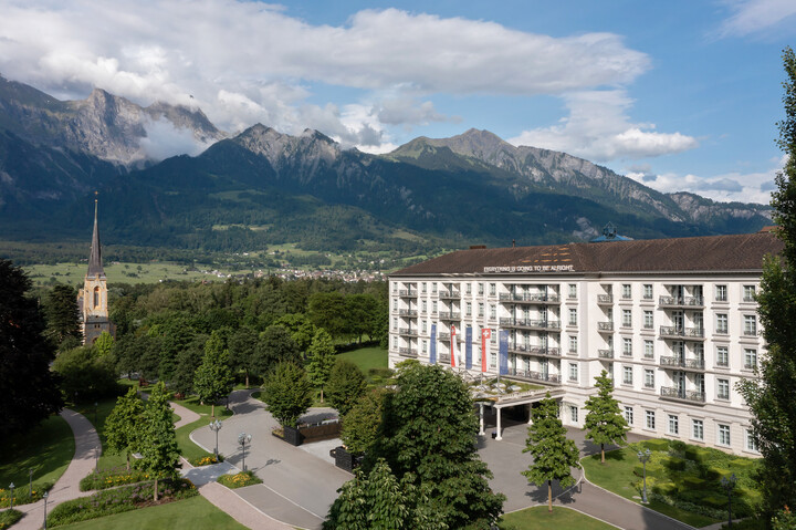 Das Grand Resort Bad Ragaz wird von vorne gezeigt. Es ist ein Sterneresort in der Schweiz.