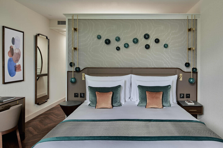 Das Comfort Zimmer im Hotel Hof wird gezeigt. Es befindet sich im Grand Resort Bad Ragaz, einem Sterneresort in der Schweiz.