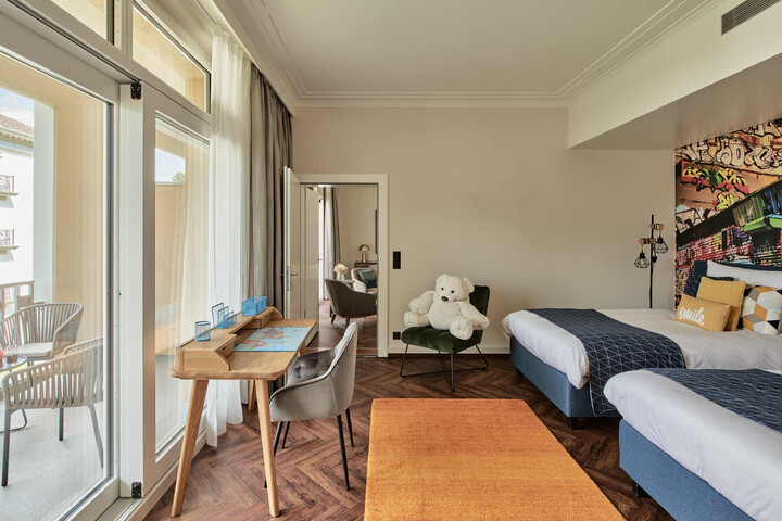 Das Familienzimmer befindet sich im Hotel Hof. Dieses gehört zum Grand Resort Bad Ragaz, einem Sternehotel in der Schweiz.