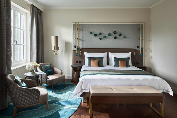 Das Grand Deluxe Zimmer befindet sich im Hotel Hof. Dieses gehört zum Grand Resort Bad Ragaz, einem Sterneresort in der Schweiz.