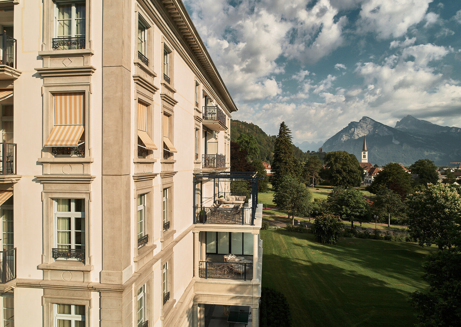 Seitenaufnahme des Grand Hotel Quellenhof in Bad Ragaz  mit Blick in den Park V1