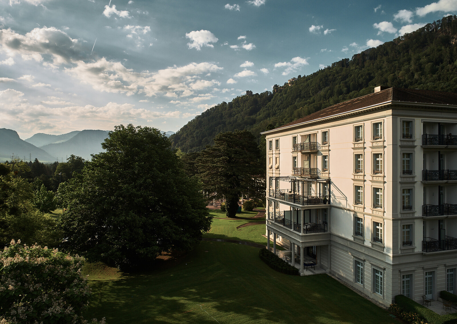 Seitenaufnahme des Grand Hotel Quellenhof in Bad Ragaz mit Blick in den Park  V2