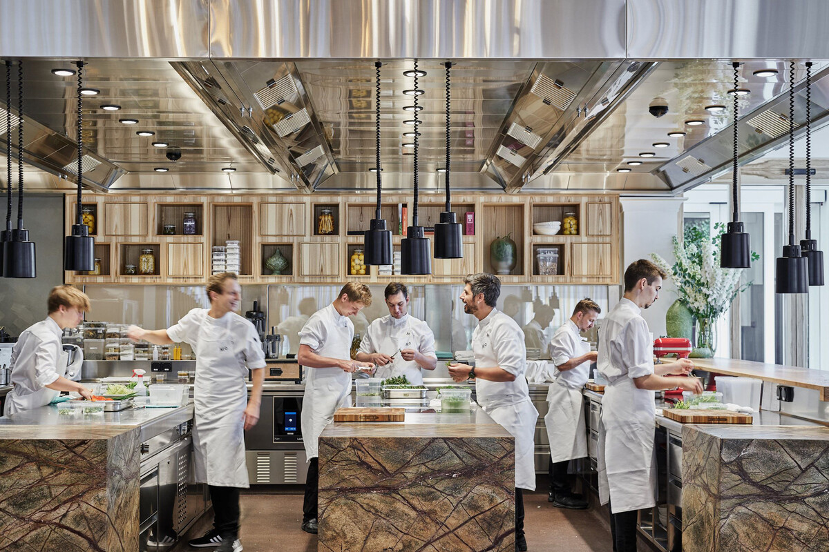 View into the open kitchen of the restaurant Memories