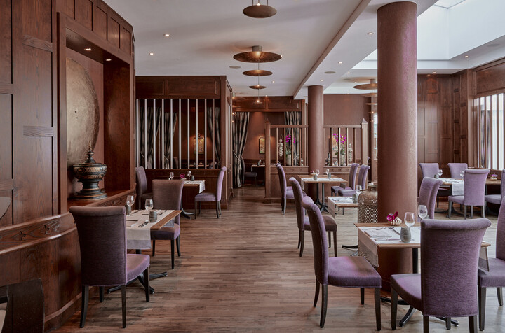 Das Restaurant Namun ist von innen zu sehen. Es befindet sich im Hotel Grand Resort Bad Ragaz, einem Sterneresort in der Schweiz.