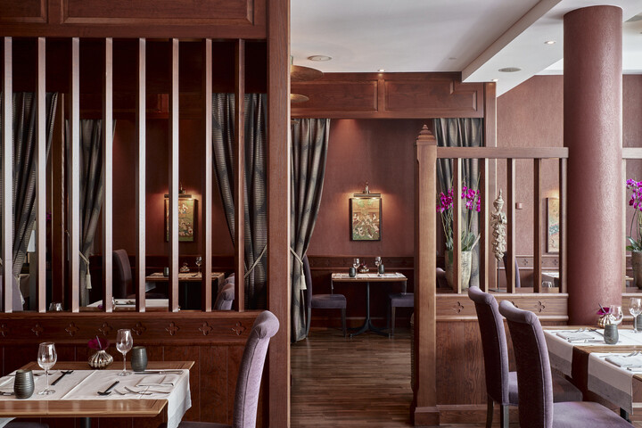 Das Restaurant Namun ist von innen zu sehen. Es befindet sich im Hotel Grand Resort Bad Ragaz, einem Sterneresort in der Schweiz.