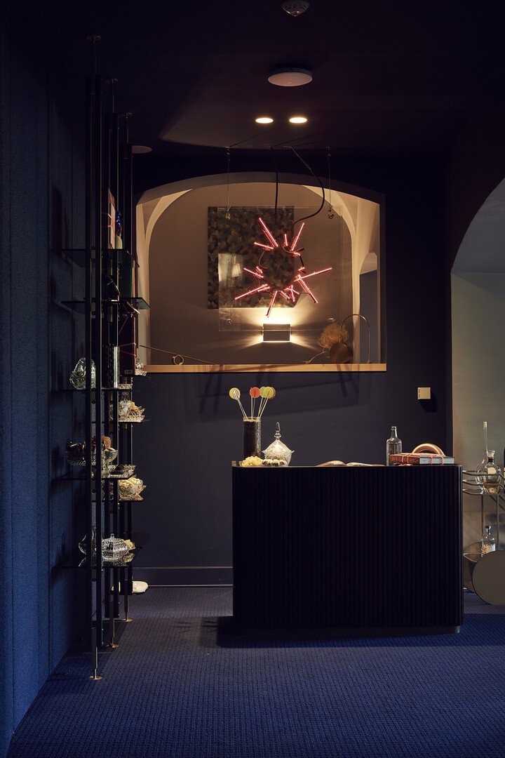 Der Eingangsbereich des Restaurant Igniv wird gezeigt. ein Candystore wird beleutet. Das Restaurant befindet sich im Grand Resort Bad Ragaz, einem Sterneresort in der Schweiz.