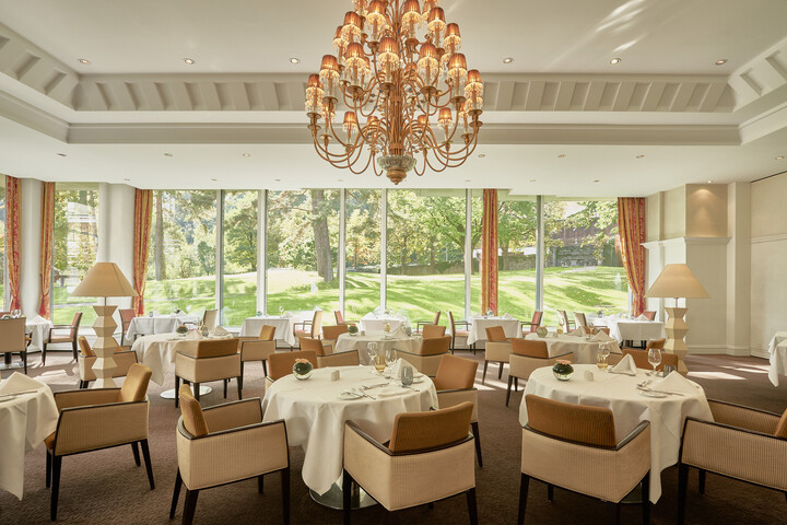 Das Restaurant Olives d'Or ist zu sehen mit Blick aus der Glas-Wand. Das Restaurant gehört zum Grand Resort Bad Ragaz, einem Sterneresort.
