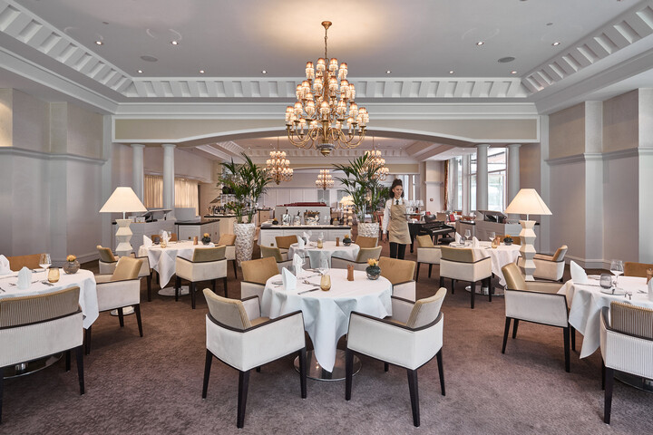 Der Innenbereich des Restaurant Olives d'Or ist zu sehen. Das Restaurant gehört zum Hotel Grand Resort Bad Ragaz, einem Sterneresort in der Schweiz.