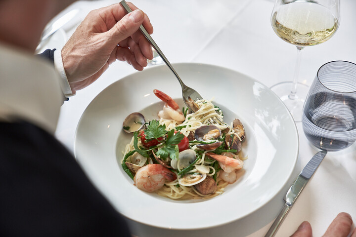 Das Essen der meditarranen Küche des Olives d'Or wird dem Gast serviert. Das Restaurant befindet sich in dem Hotel Grand Resort Bad Ragaz, einem Sternehotel in der Schweiz.