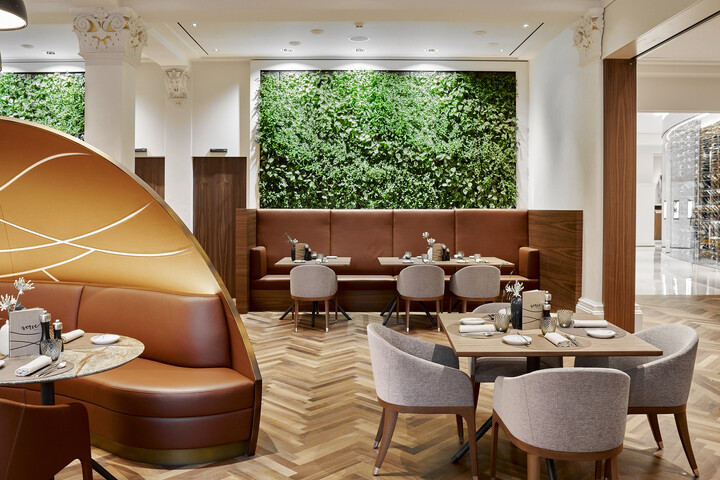 Der Innenbereich des Restaurant Verve by Sven wird gezeigt. Das Restaurant befindet sich im Grand Resort Bad Ragaz, einem Sternehotel in der Schweiz.