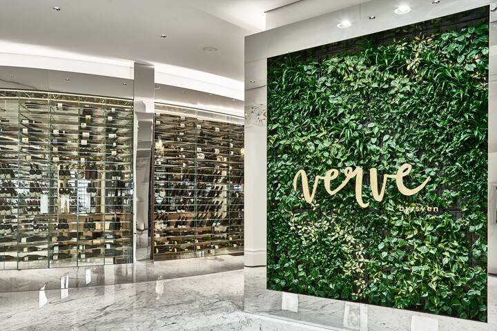 Auf der rechten Seite des Eingangs des Restaurant Verve by Sven steht ein Weinkabinett. Das Restaurant gehört zum Hotel Grand Resort Bad Ragaz, einem Sterneresort in der Schweiz.