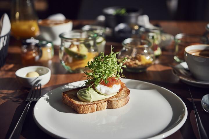 verve: Pochiertes Ei / Tomatenmarmelade / Schweizer Tocucrème mit Liebstöckel / Sauerteigbrot / Gartenkresse