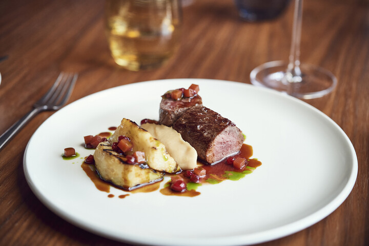 Rehrücken / Selleriepurée / Quitte / Moosbeere / Tannenöl