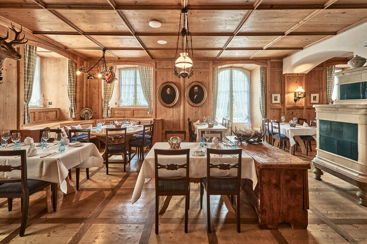Der Innenbereich des Restaurant Zollstube ist zu sehen. Das Restaurant gehört zum Hotel Grand Resort Bad Ragaz, einem Sterneresort in der Schweiz.