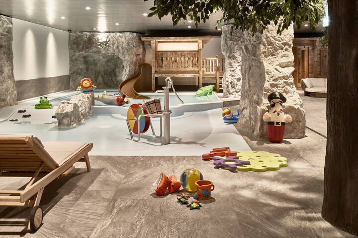 Der Family Spa des Hotel Grand Resort Bad Ragaz ist zu sehen. Er befindet sich in dem Superior Sterneresort in der Schweiz. Verschiedenste Spielsachen stehen den Kindern dort zur Verfügung.