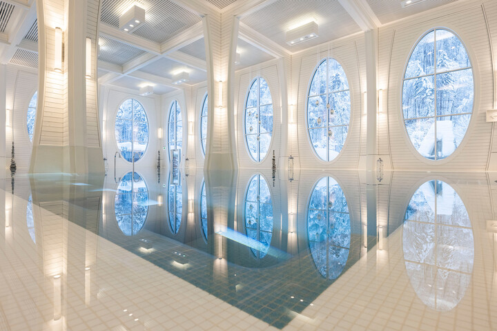 Das grosse Innenbad der Tamina Therme ist zu sehen. Draussen ist der Schnee gefallen. Das Thermalbad ist an das Hotel Grand Resort Bad Ragaz angebaut, einem Superior Sternehotel in der Schweiz.