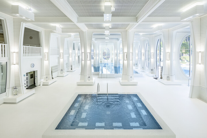Das Sprudelbad in der Tamina Therme befindet sich mitten im Raum des Hallenbads. Es ist mit Thermalwasser gefüllt. Die Tamina Therme ist angebaut an das Hotel Grand Resort Bad Ragaz, einem Superior Sternehotel in der Schweiz.
