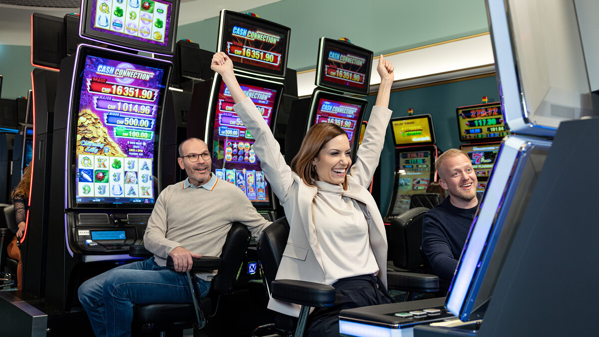 Das Casino Bad Ragaz zeigt seine Frontseite von oben. Der Springbrunnen sticht ins Auge. Das Casino befindet sich neben dem Hotel Grand Resort Bad Ragaz, einem Superior Sternehotel in der Schweiz.