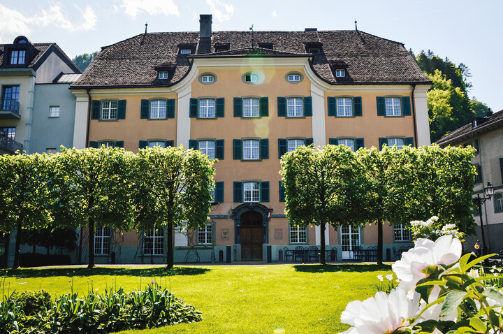 Die Frontseite des Hotel Palais ist wird gezeigt. Das Hotel gehört zu den Hotels des Grand Resort Bad Ragaz, einem Superior Sternehotel in der Schweiz.