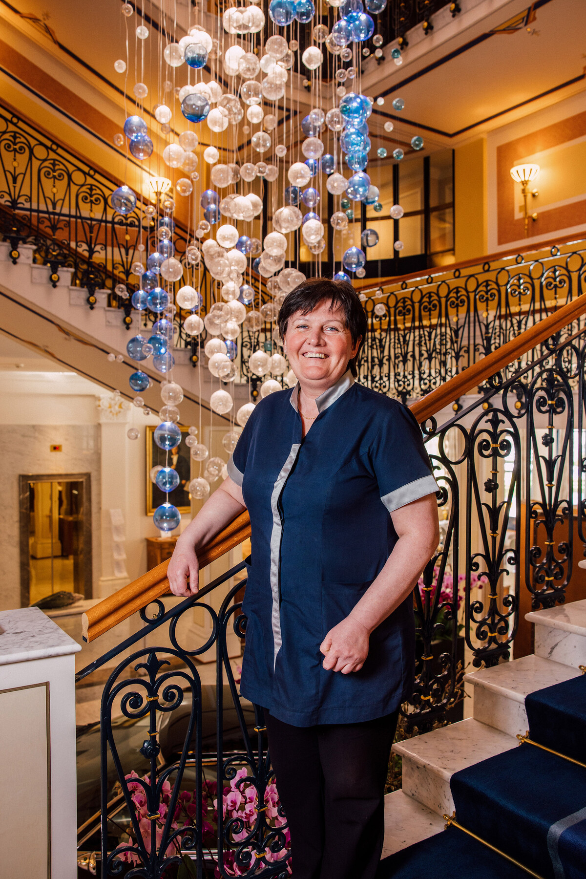 Stana Arandic steht auf der Treppe.