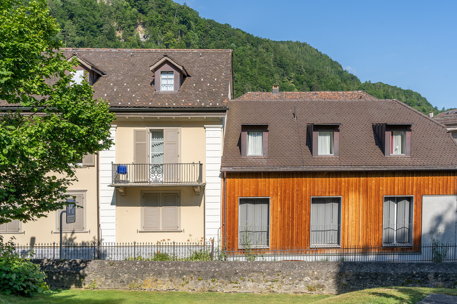 The Sarona staff house can be seen from the outside. The staff house is part of the Hotel Grand Resort Bad Ragaz. This is a star hotel in Switzerland.