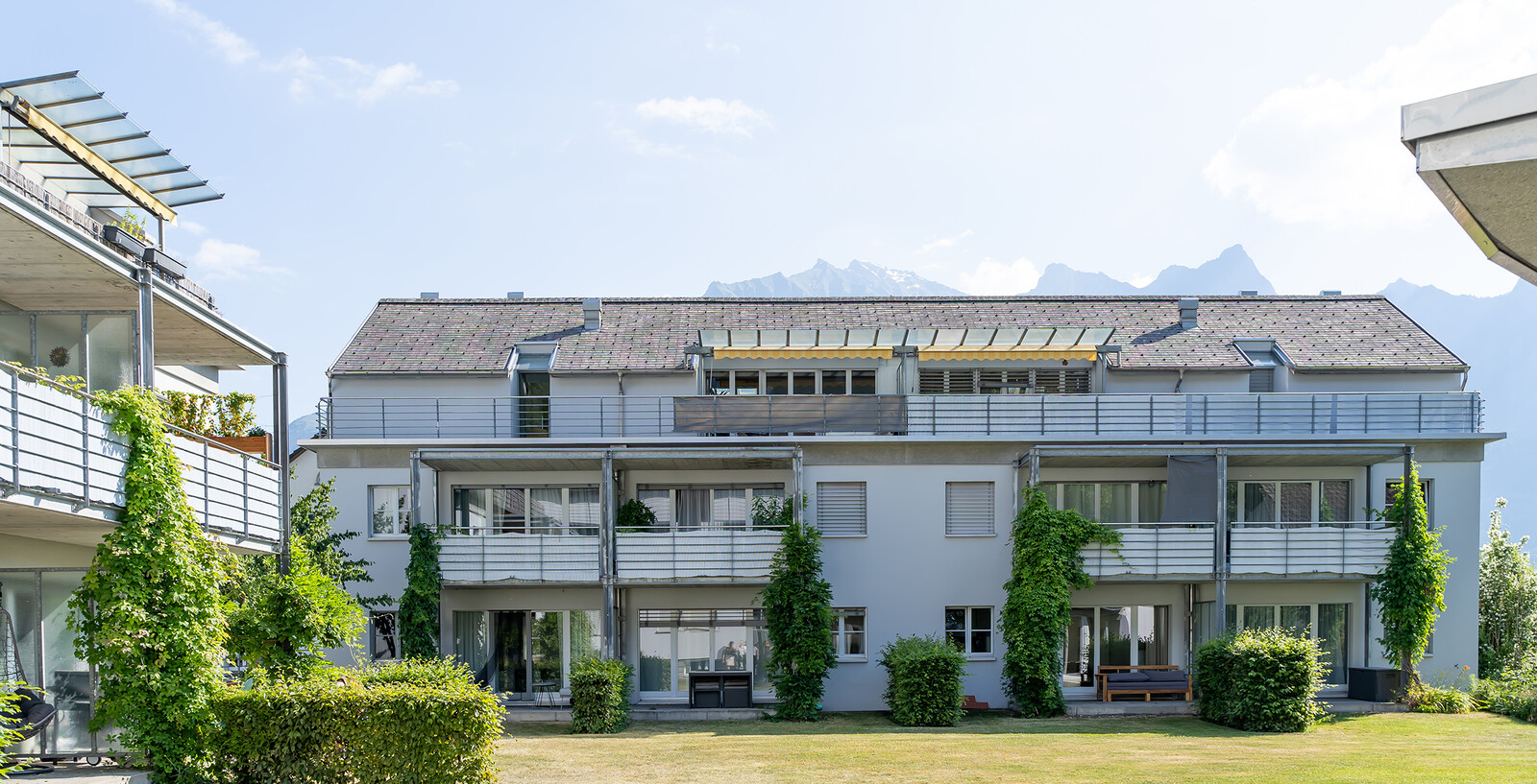 From the garden of the staff house, the house is shown in all its splendor. In the corners you can see parts of the other staff houses, which all belonged together. The three houses are on Taminastrasse in Bad Ragaz, next to which the Tamina flows through. They are all part of the Hotel Grand Resort Bad Ragaz.