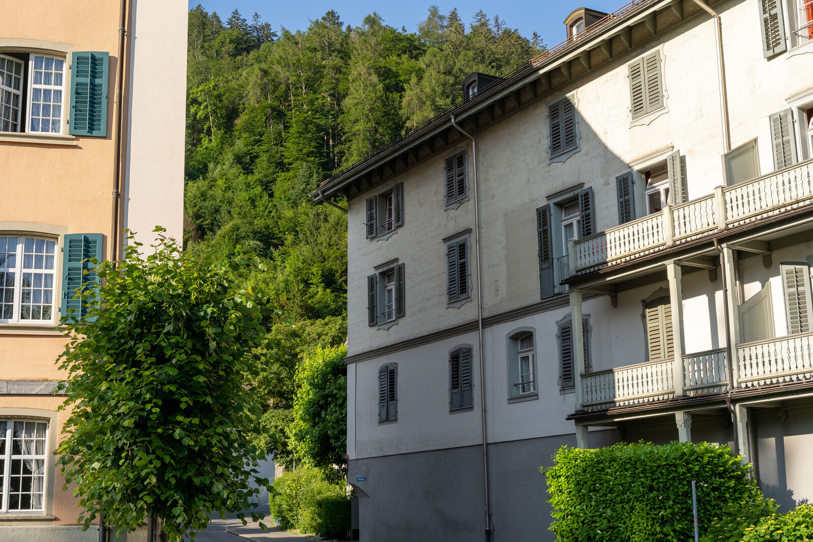 Auf diesem Bild ist das Personalhaus Mühlebad von vorne zu sehen. Das Personalhaus steht in Bad Ragaz direkt neben dem zugehörigen Hotel, dem Grand Resort Bad Ragaz. Die Ecke des Hotel Palais ist zu sehen.