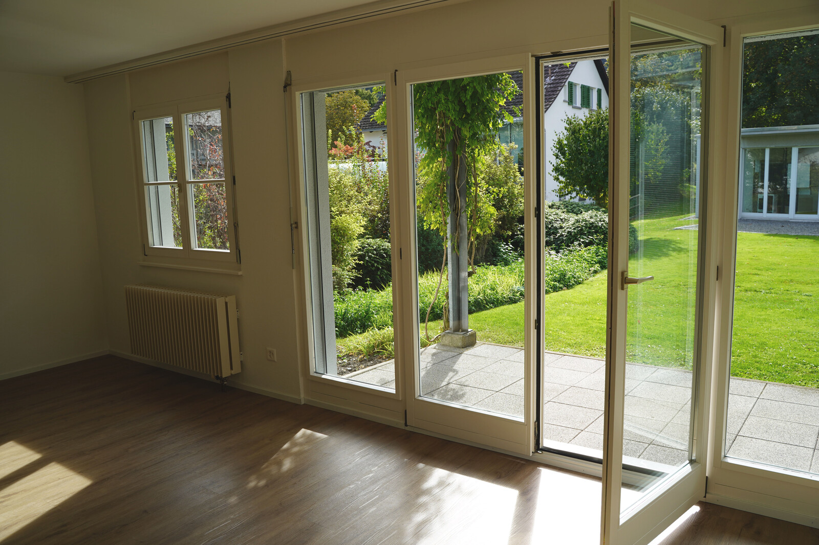 The view of the Taminastrasse staff house in Bad Ragaz shows a view of the inner courtyard of the apartments. The staff house is part of the Hotel Grand Resort Bad Ragaz, a star hotel in Switzerland.
