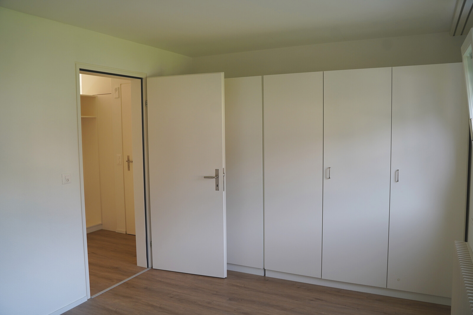 The Grand Resort Bad Ragaz also includes the staff house on Taminastrasse, next to which the Tamina River flows through. A room with a large closet was added to the apartment for the staff of the Hotel Grand Resort Bad Ragaz.