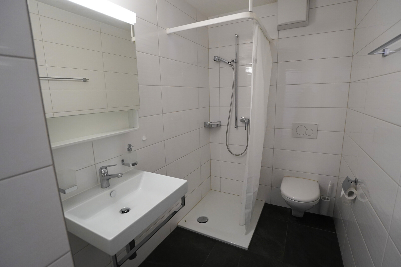 Hier ist das Badezimmer des Personalhauses der Maienfelderstrasse 9, zugehörig zum Grand Resort Bad Ragaz, gezeigt. Das Resort ist ein Sternehotel in der Schweiz.