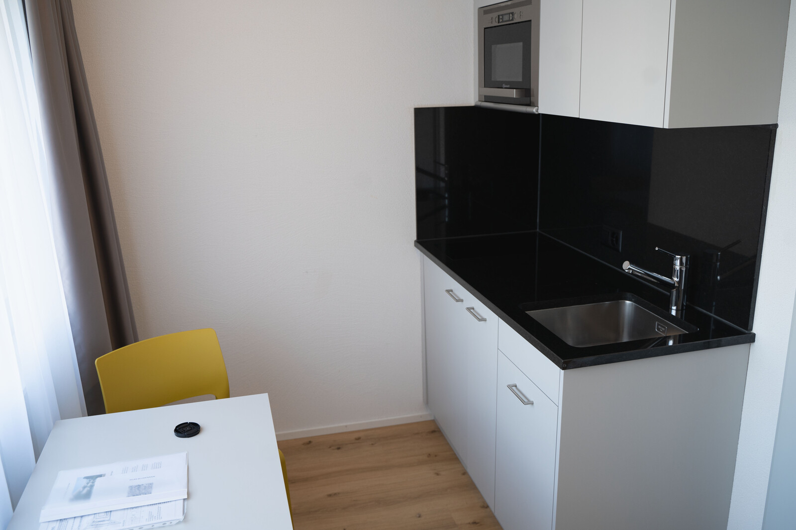 The kitchen of the studio in the Blumenrainstrasse staff house can be seen. The staff house is located in Bad Ragaz and is part of the Grand Resort Bad Ragaz.