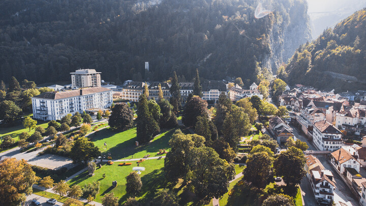 Der Park des Hotel Grand Resort Bad Ragaz ist von oben zu sehen. Die Berge umzingeln das Dorf. Das Superior Sternehotel befindet sich in der Schweiz.