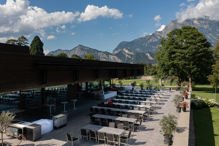 Die Terasse des Restaurant gladys, welche im Clubhaus des Golf Club Bad Ragaz ist. Der Golf Club ist teil des Grand Resort Bad Ragaz.