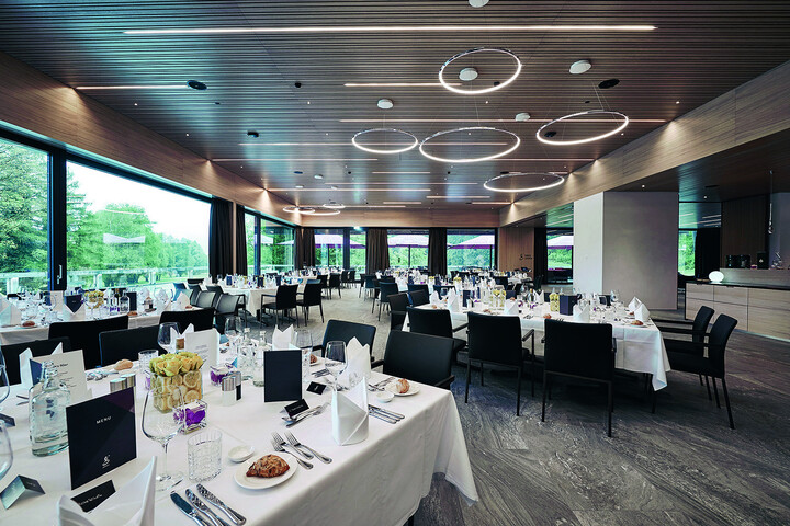 Das Restaurant gladys von innen. Das Restaurant gladys befindet sich im Clubhaus des Golf Club Bad Ragaz. Welcher ein Teil des Grand Resort Bad Ragaz ist.